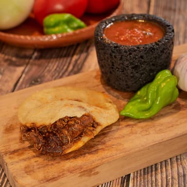 Gordita de Pollo en Mole