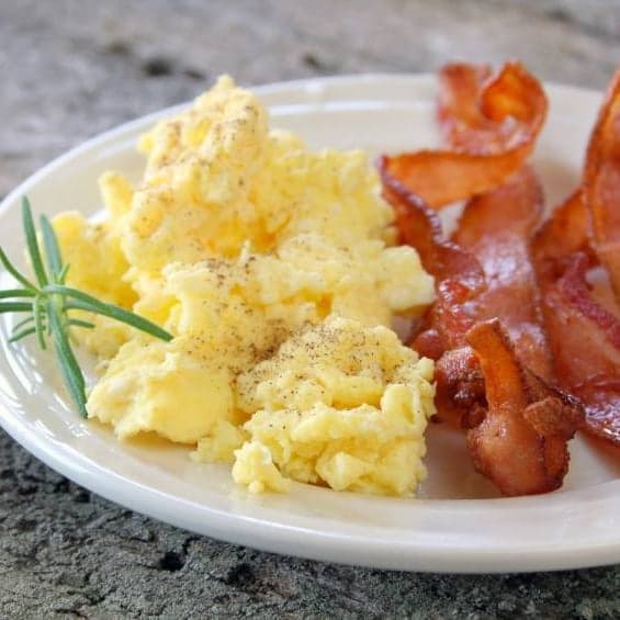 Huevos revueltos con tocino