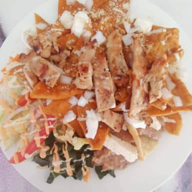 Chilaquiles rojos con pechuga de pollo