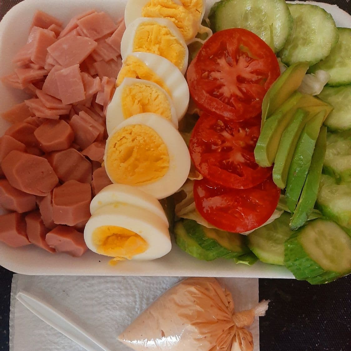 Ensalada huevos con salchicha