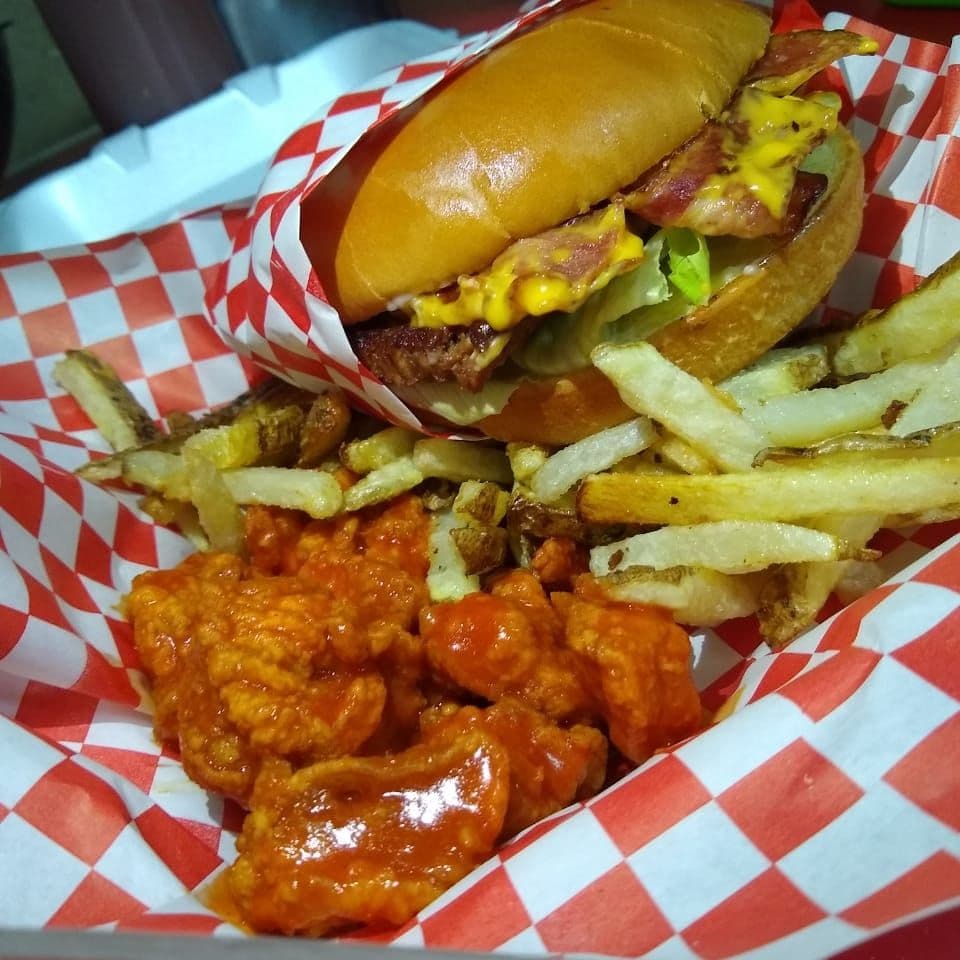Combo 1 Hamburguesa con Tocino, Boneless y Papas