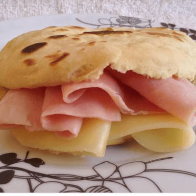 Arepa JAMON Y QUESO