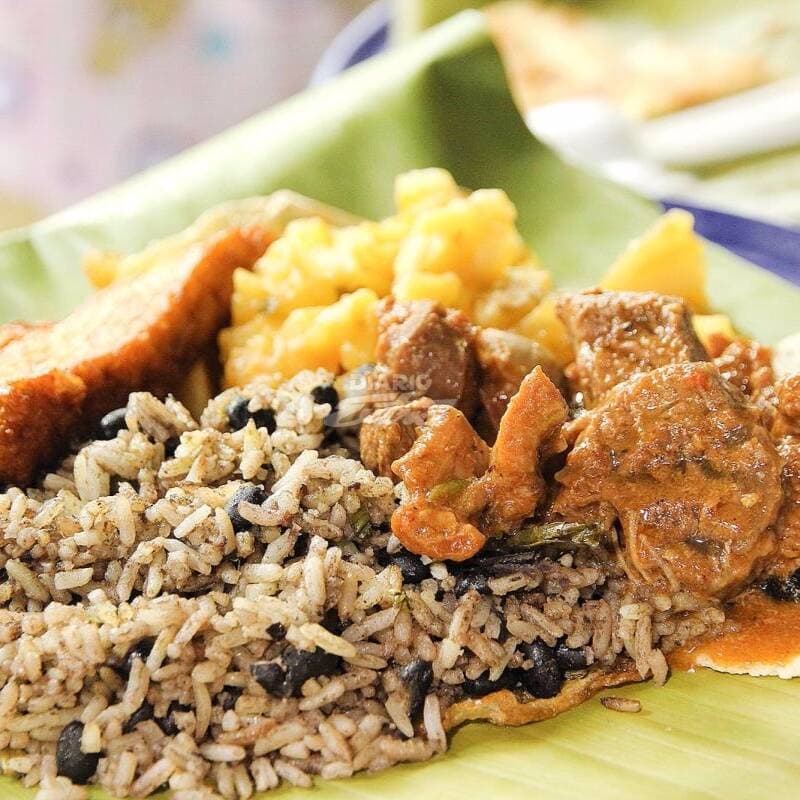 Gallo Pinto con Carne en Salsa