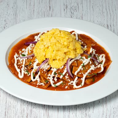 Chilaquiles rojos con huevo revuelto