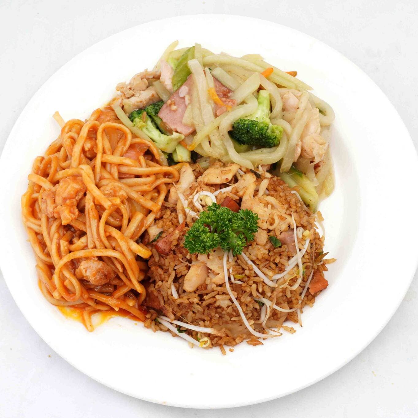 Arroz, chop suey y espagueti.