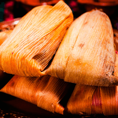 Tamal de Carne de Puerco en Salsa Tatemada