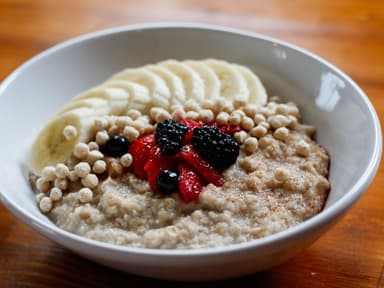 Avena con Frutos de Temporada y Quínoa Inflada