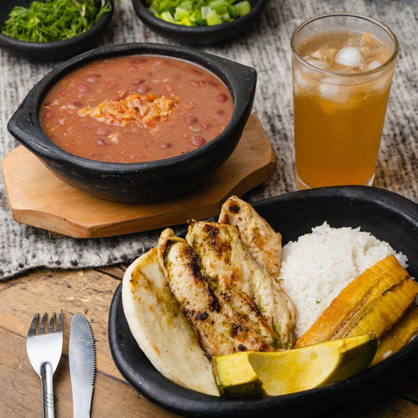 Frijolada con Pollo a la Plancha + Bebida