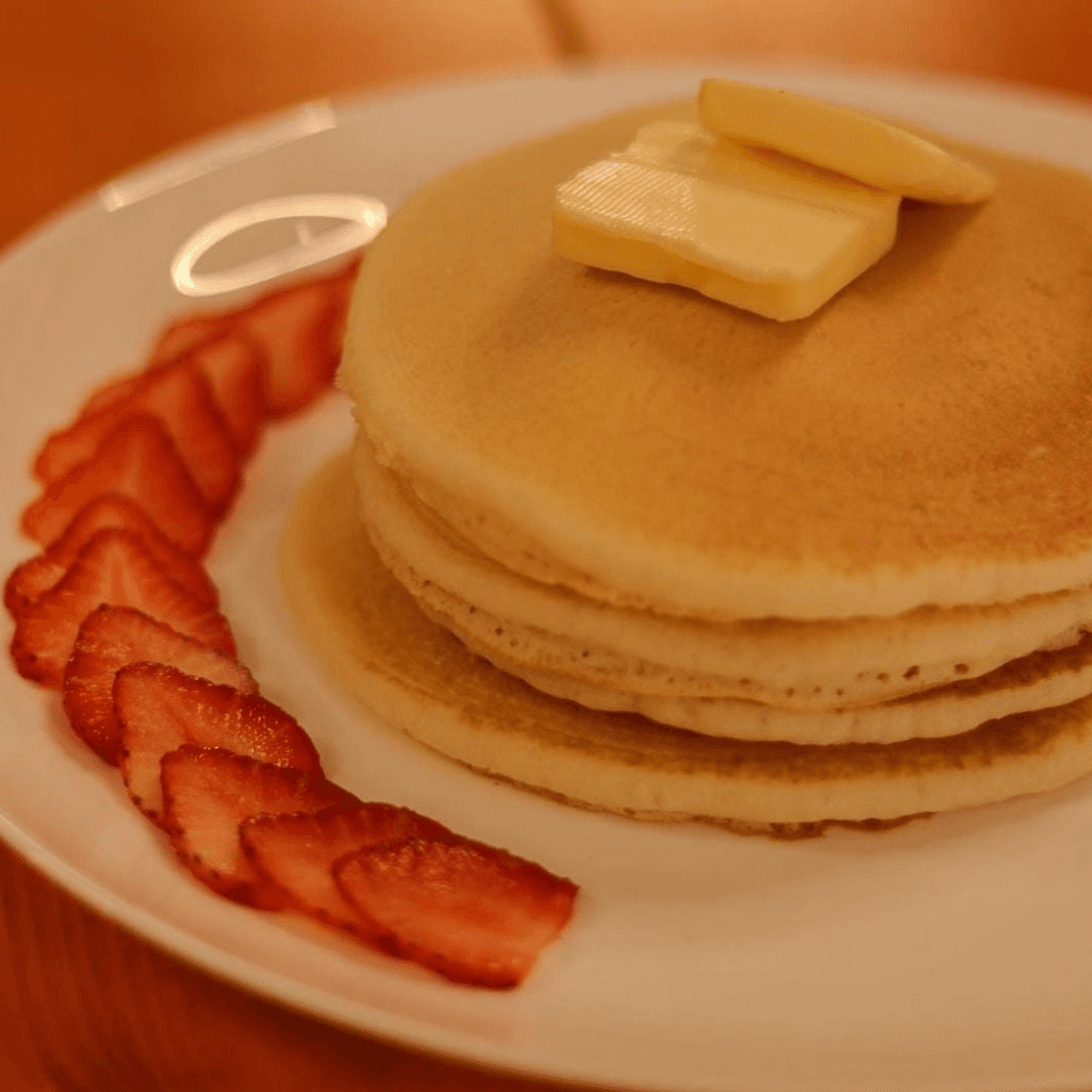 Hot Cakes Clásicos con Fruta