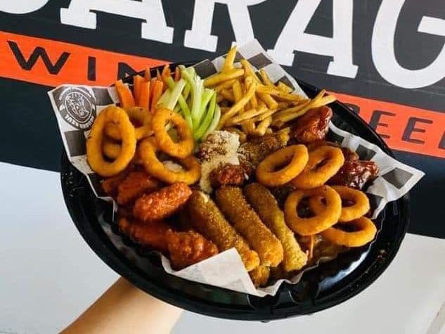 "GARAGE WINGS '' SNACK  & BEER