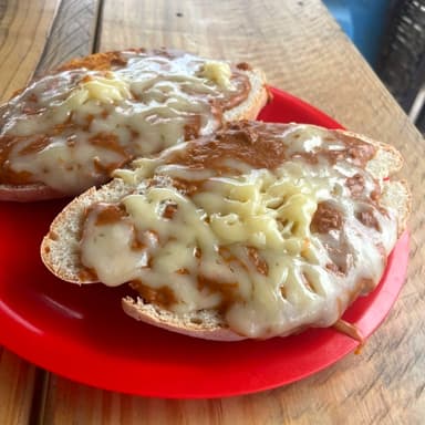 Molletes con Carne