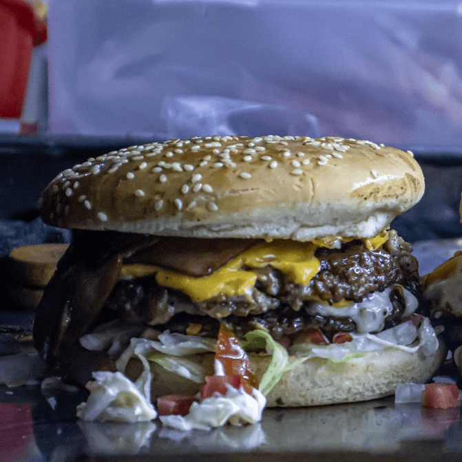 Burger con Tocino (Carne 100% RES)