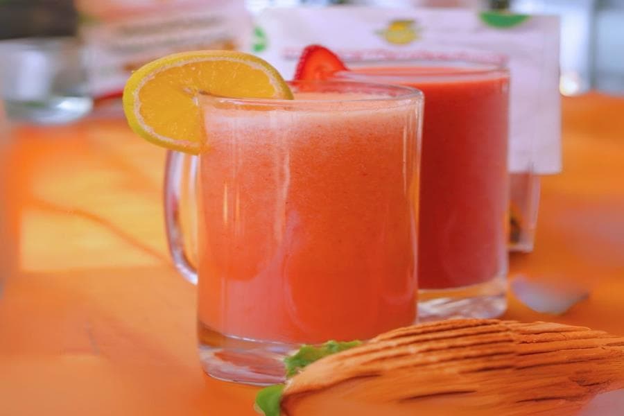 AGUAS FRESCAS CON FRUTA NATURAL