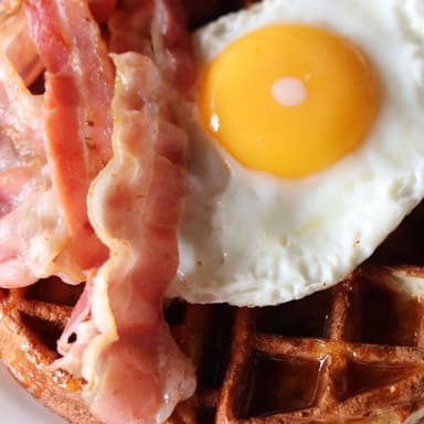 Waffle con tocino y miel.