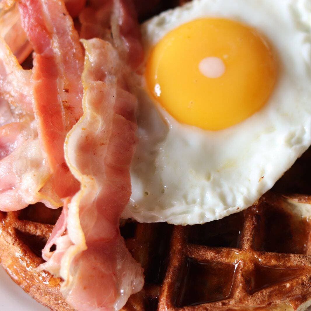 Waffle con tocino y miel.