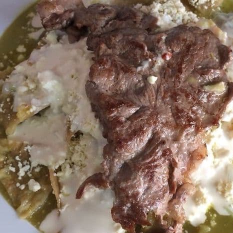 Chilaquiles Verdes con Bistec de Res Grandes