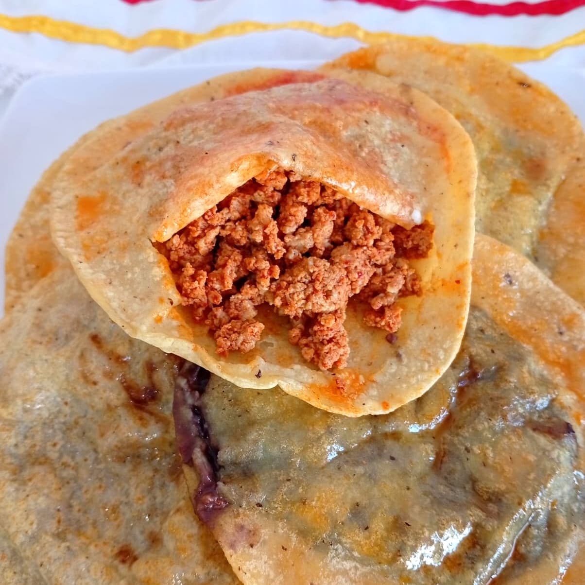 GORDITA DE HUEVO ROJO