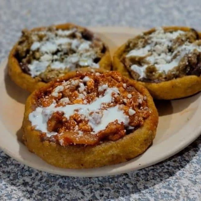 Sope de Chicharron En Salsa Roja