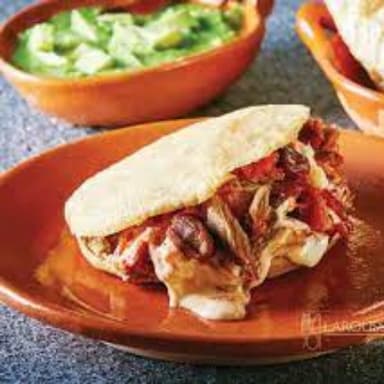 Gordita de carnitas con queso