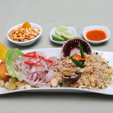 Ceviche de Pescado con Chaufa de Mariscos