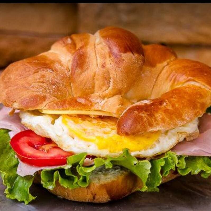 Croissant con Huevo Estrellado