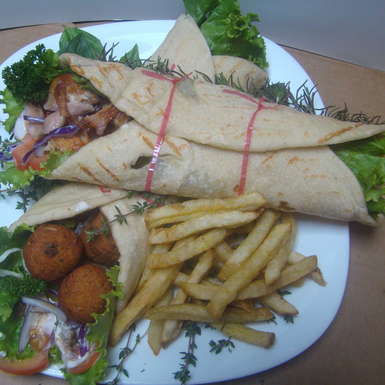 Combo Gyro Falafel con Papas y Refresco