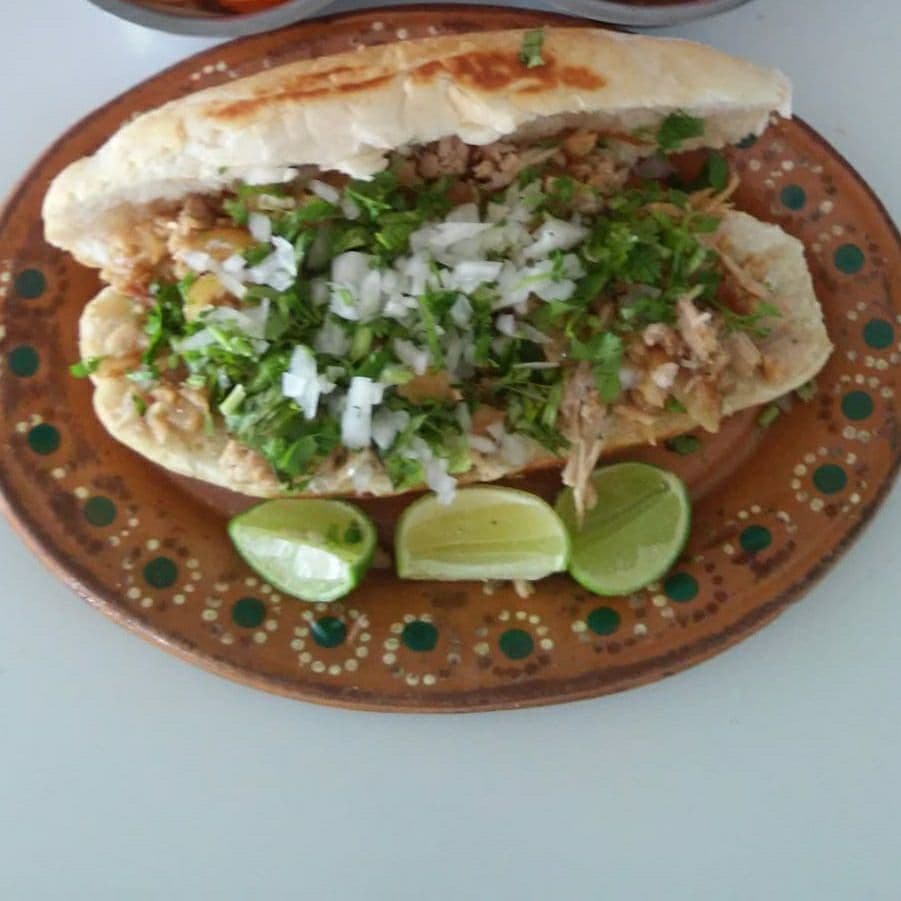 2 Tortas de Carnitas + 1 Litro de Agua