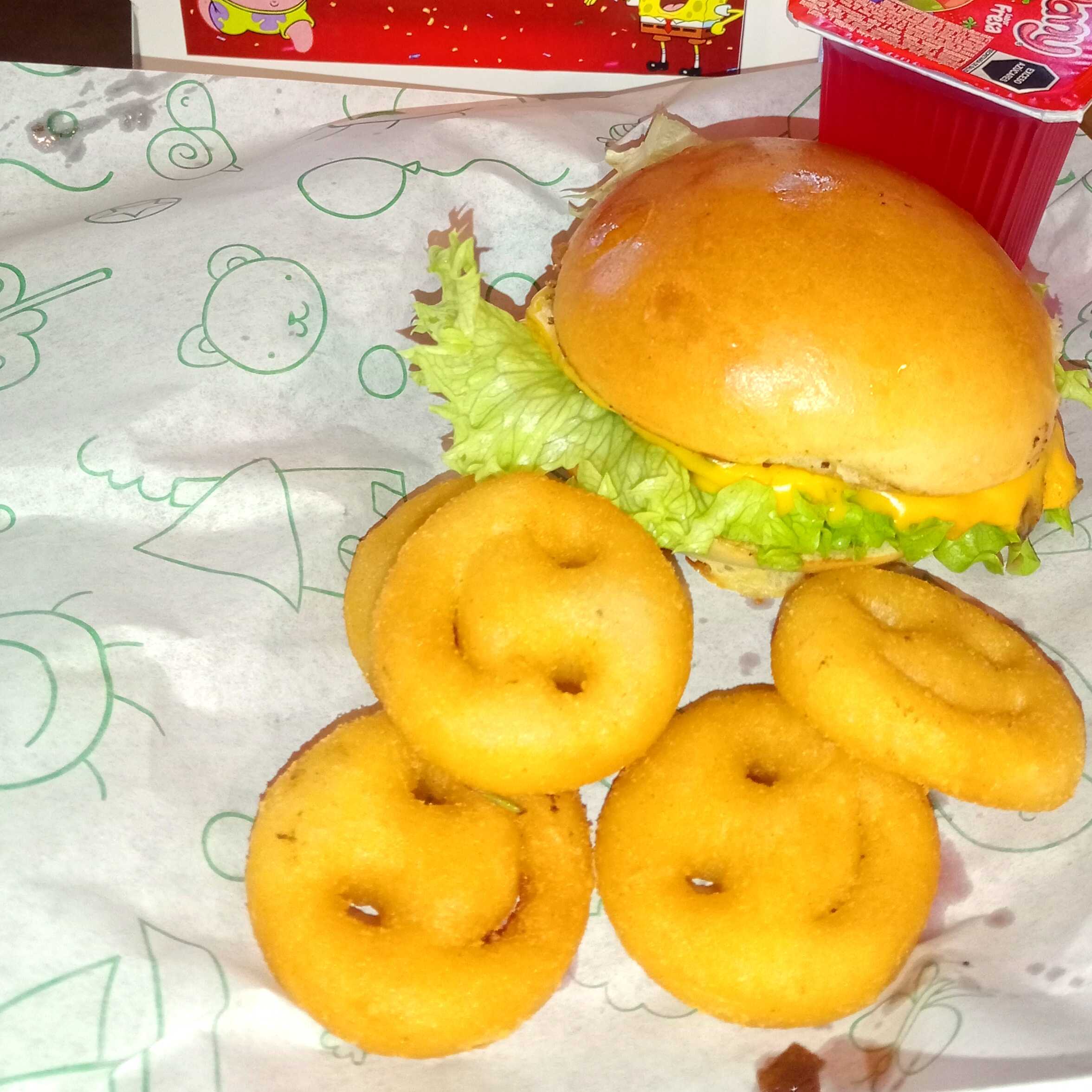 Hamburguesita chica con papas smile