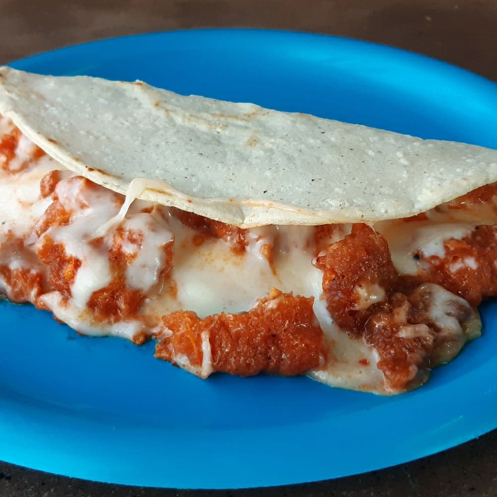 Quesadilla con Chicharrón en Salsa Roja
