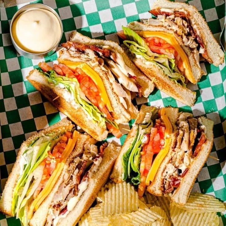 CLUB SANDWICH DE POLLO+ COCA-COLA GRATIS