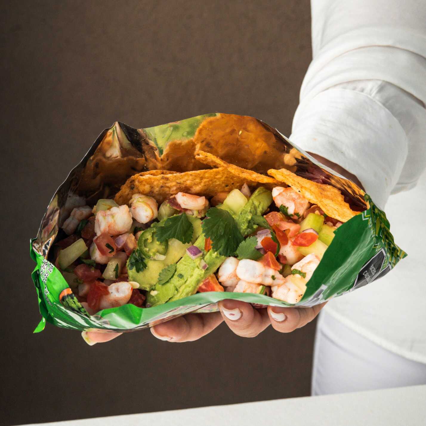 Tostitos con Ceviche de Camarón