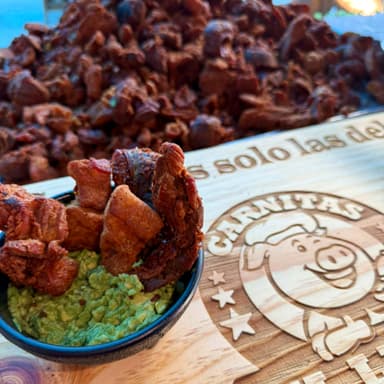 Botana Molcajete Guacamole con Chicharron