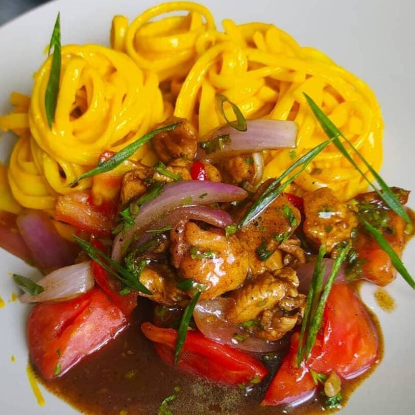 Tallarín Huancaína c Saltado de Pollo + Pepsi 355