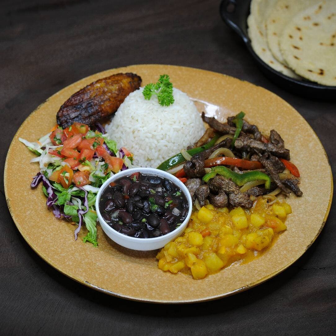 Casado con Fajitas de Res (Ensalada varía por día)