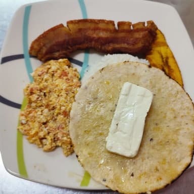 Desayuno con Arroz Blanco y Chicharrón