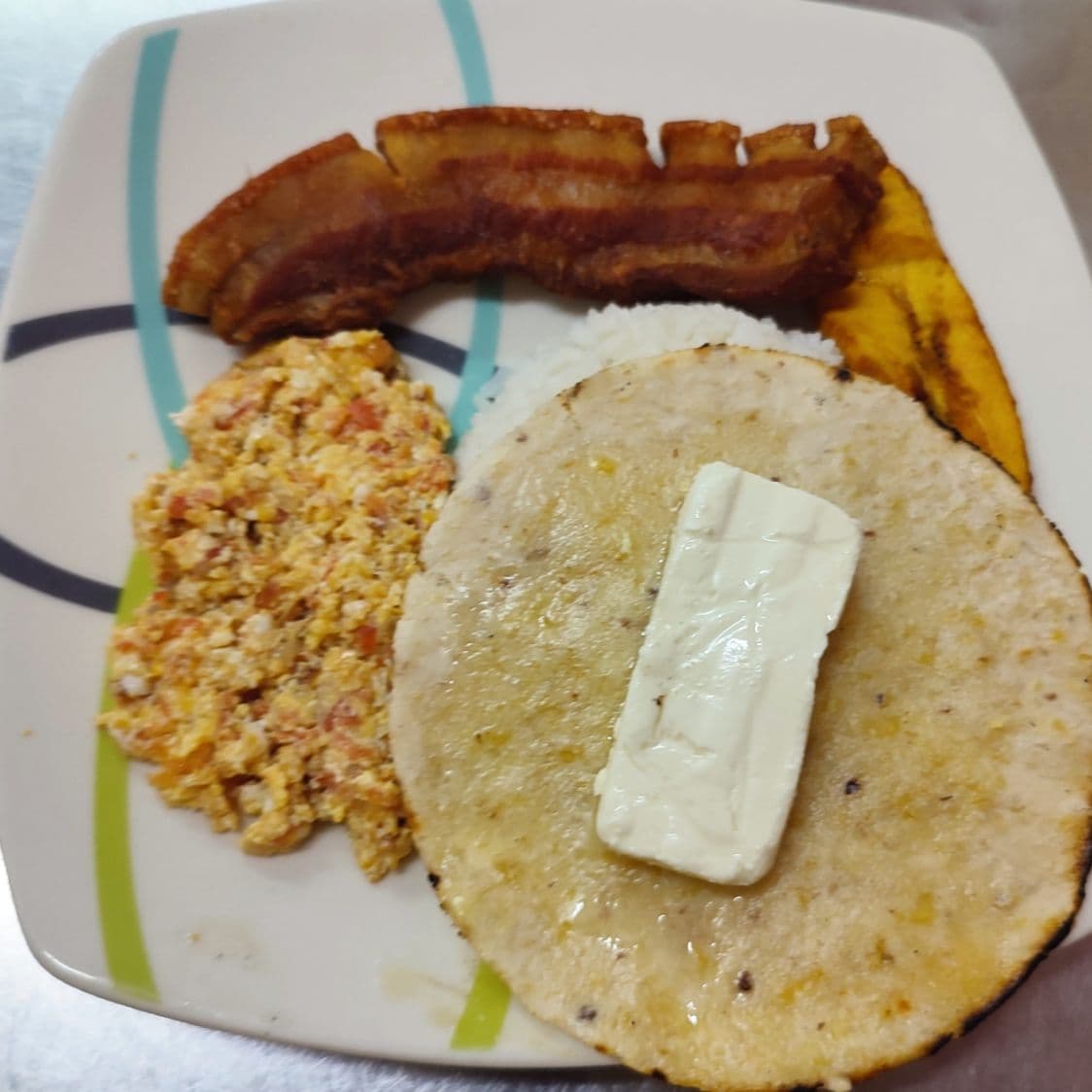 Desayuno con Arroz Blanco y Chicharrón