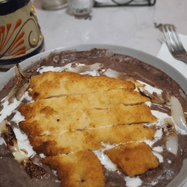 Enfrijoladas con Milanesa de Pollo