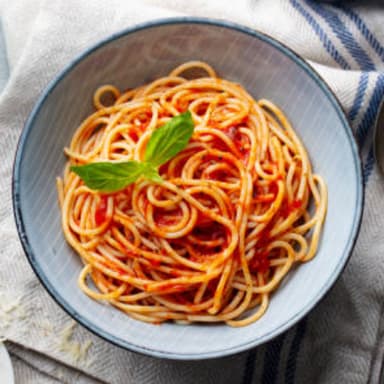 Pasta Con Salsa De Tomate Y Champiñones