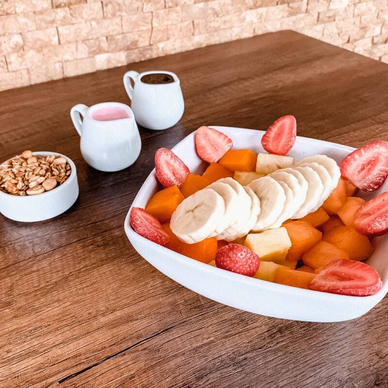 Ensalada de Frutas con Yogurt, Miel y Granola