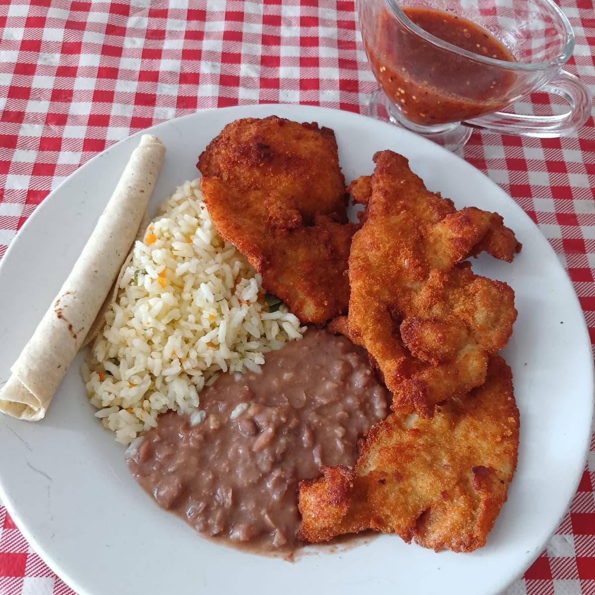 Milanesa de Pollo con Arroz y Frijoles