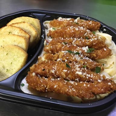 Fetuccini de 4 quesos con chipotle y pollo