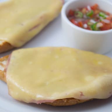 Molletes De Jamón y Queso (Desayuno)