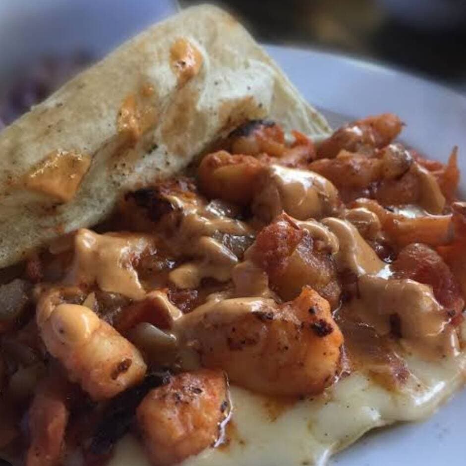 TACO DE CAMARON Y TOCINO CON QUESO