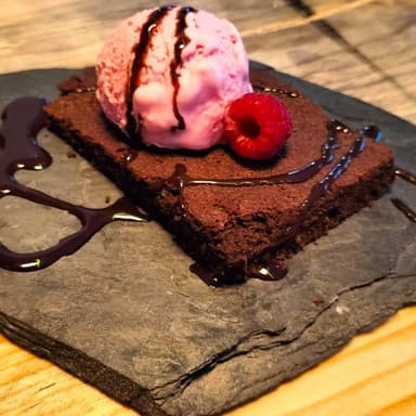 Brownie con helado.