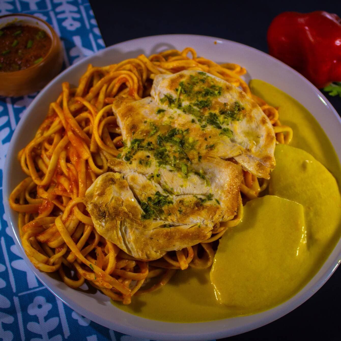 Tallarín Rojo con Pechuga al Chimichurri