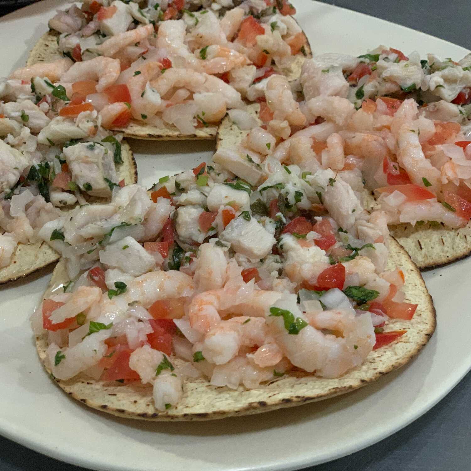Tostada de Ceviche Mixta (1 pieza)