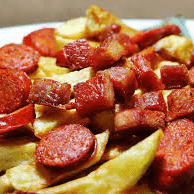 Salchipapa con Chorizo.