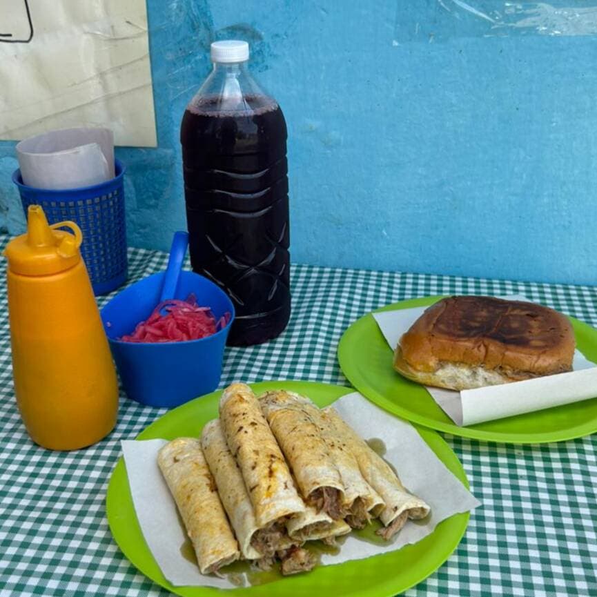 COMBO: 10 TACOS SENCILLOS +1 TORTA+AGUA DE JAMAICA