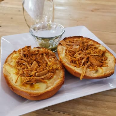 Molletes con cochinita