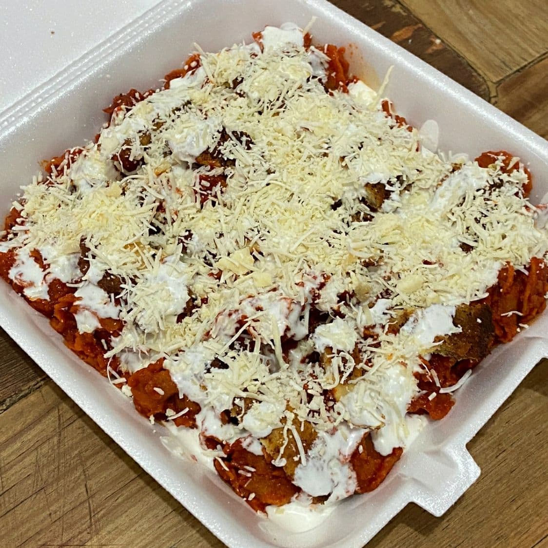 Chilaquiles rojos con pechuga de pollo